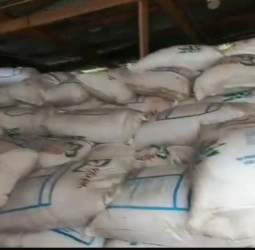 Jaman North Assembly, MP support farmers with 1,620 bags of fertilizer.  ‎
