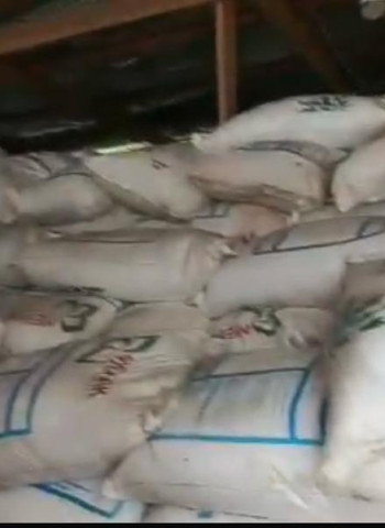 Jaman North Assembly, MP support farmers with 1,620 bags of fertilizer.  ‎