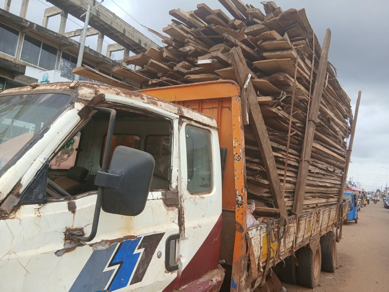Nana Bosoma market fruit sellers urge city authorities to tow grounded truck