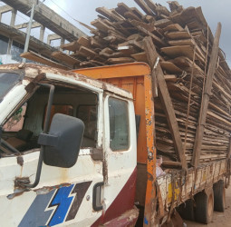 Nana Bosoma market fruit sellers urge city authorities to tow grounded truck