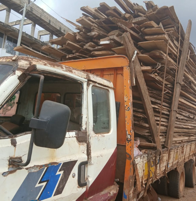 Nana Bosoma market fruit sellers urge city authorities to tow grounded truck